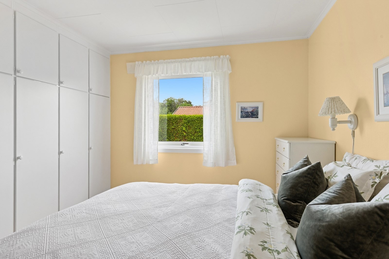 Rommet er godt utstyrt med stor garderobe og har i tillegg god plass til både dobbeltseng og tilhørende møblement. Galleribilde