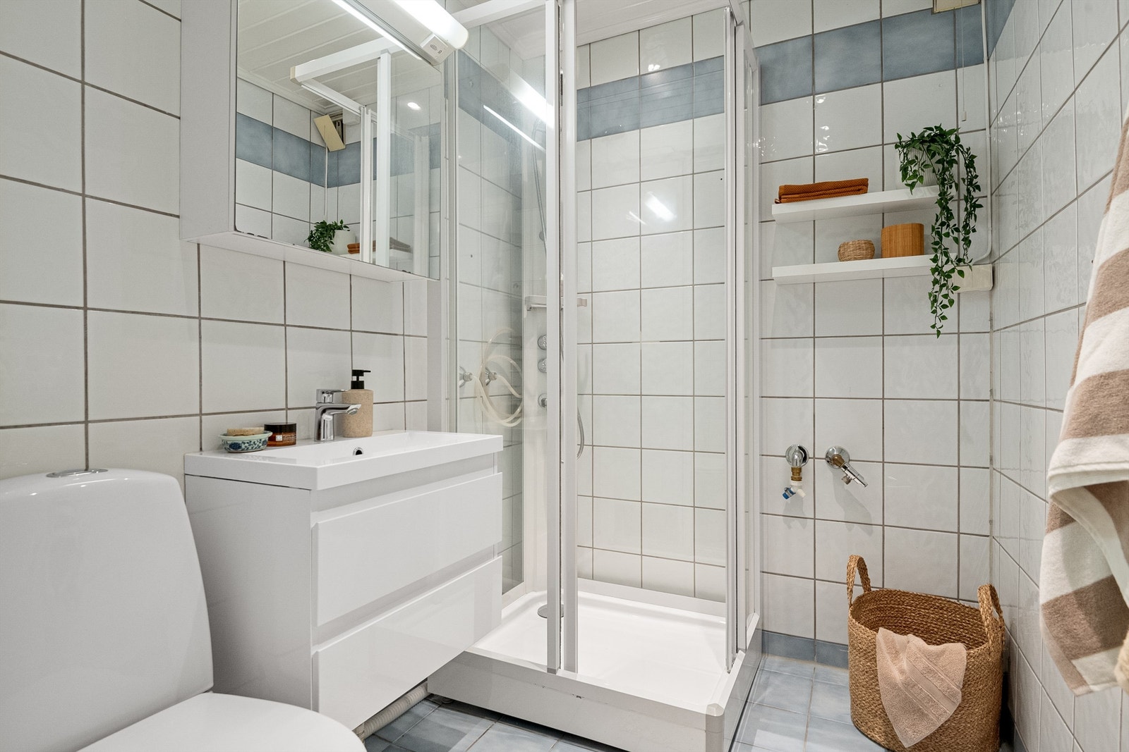 Eldre baderom med dusjkabinett Galleribilde