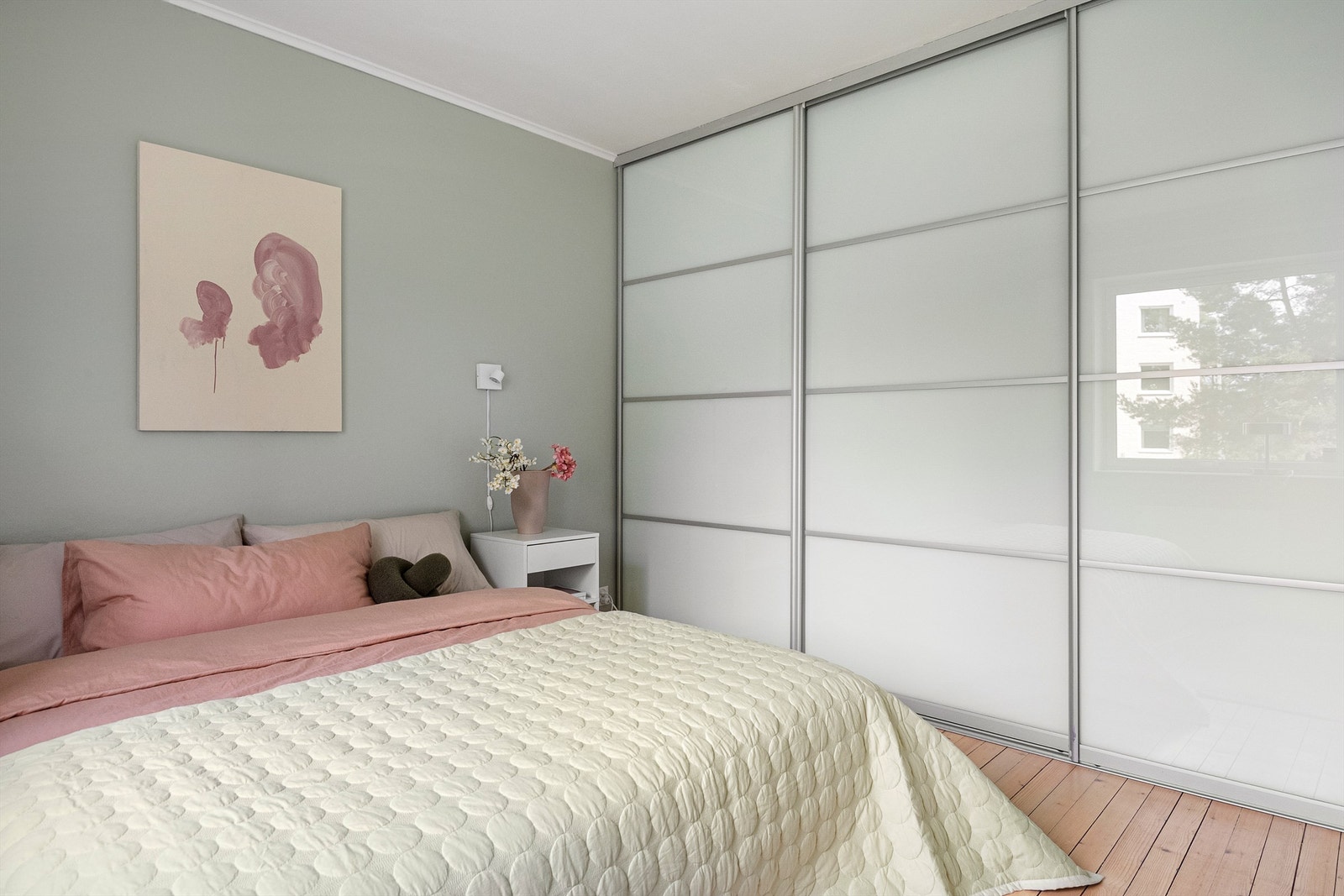 Skyvedørsgarderobe med god lagringsplass Galleribilde