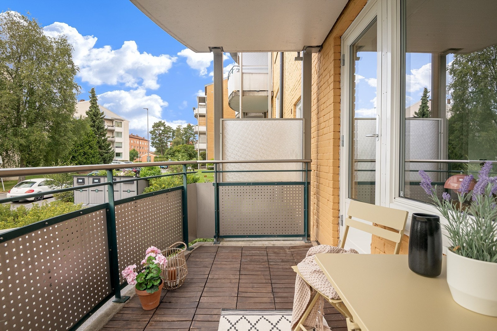 Forhage foran balkongene gir god avstand til veien foran. Galleribilde