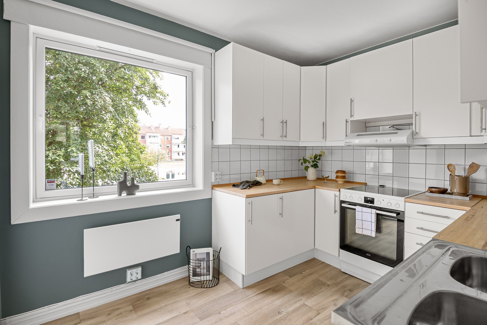 Kjøkken med god skap- og benkeplass Galleribilde