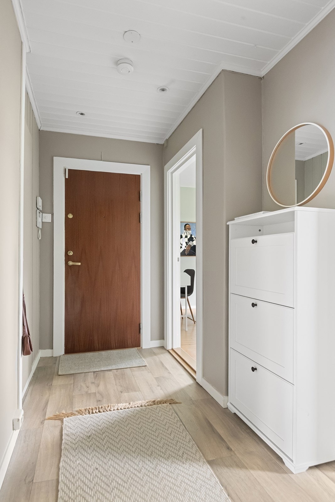 Entré med god plass til ytterklær i tilhørende bod Galleribilde