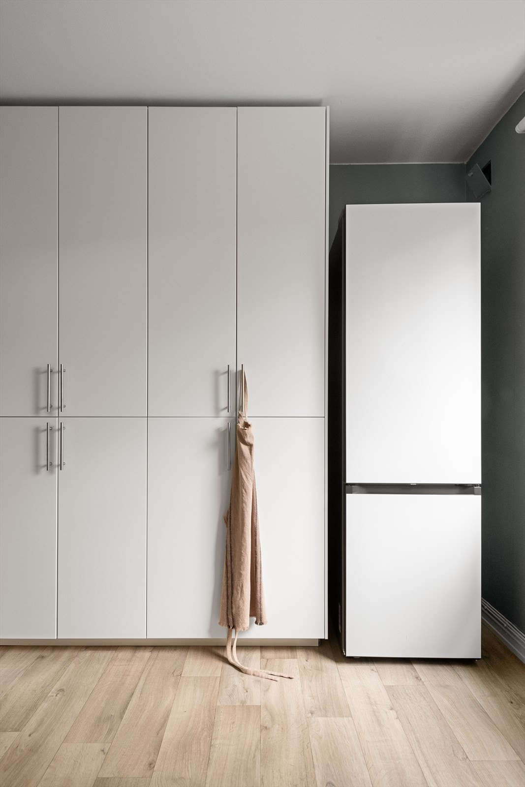 Nyere helskap med god oppbevaringsplass Galleribilde