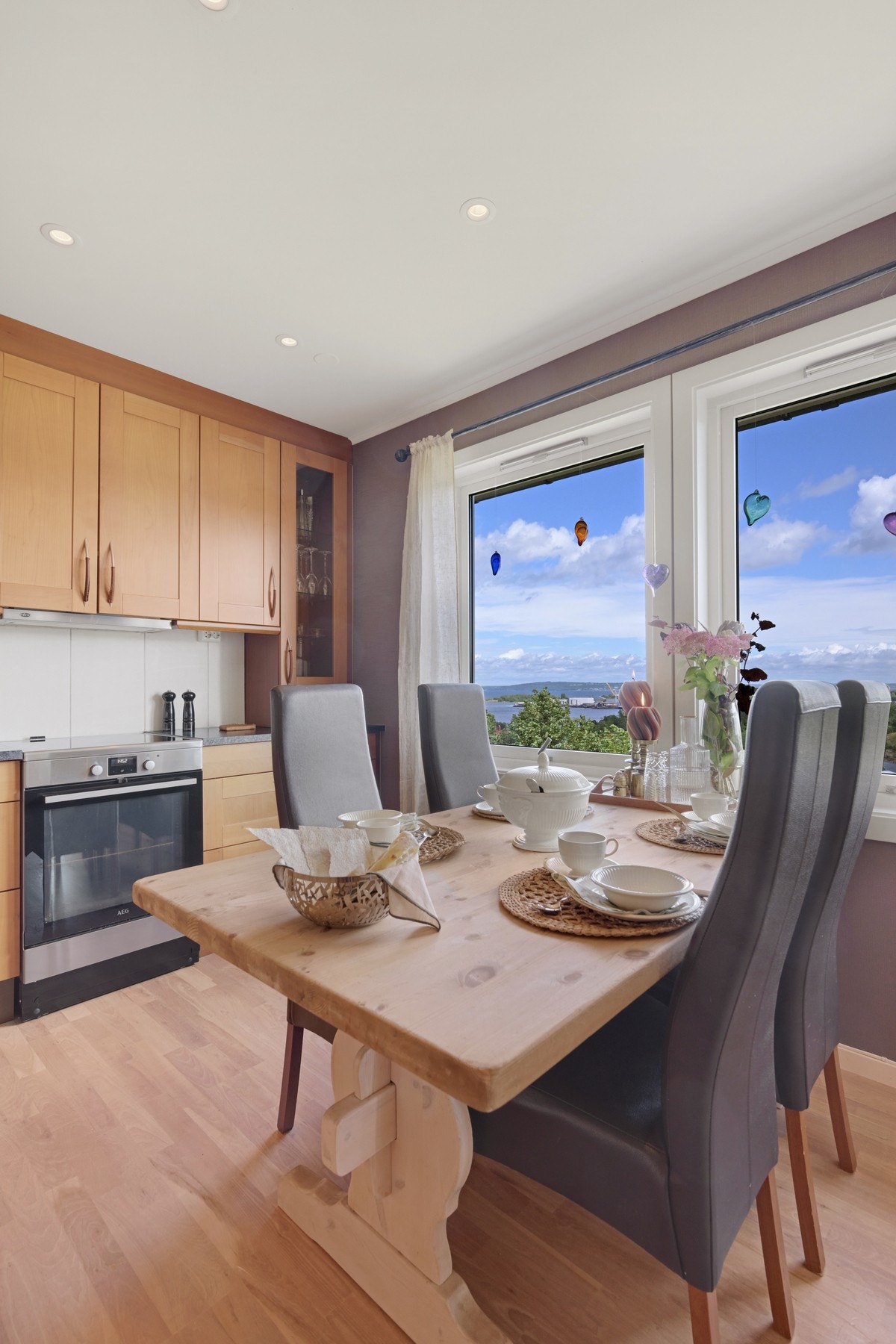 Et praktisk og godt kjøkken med både spisesplass og utsikt Galleribilde