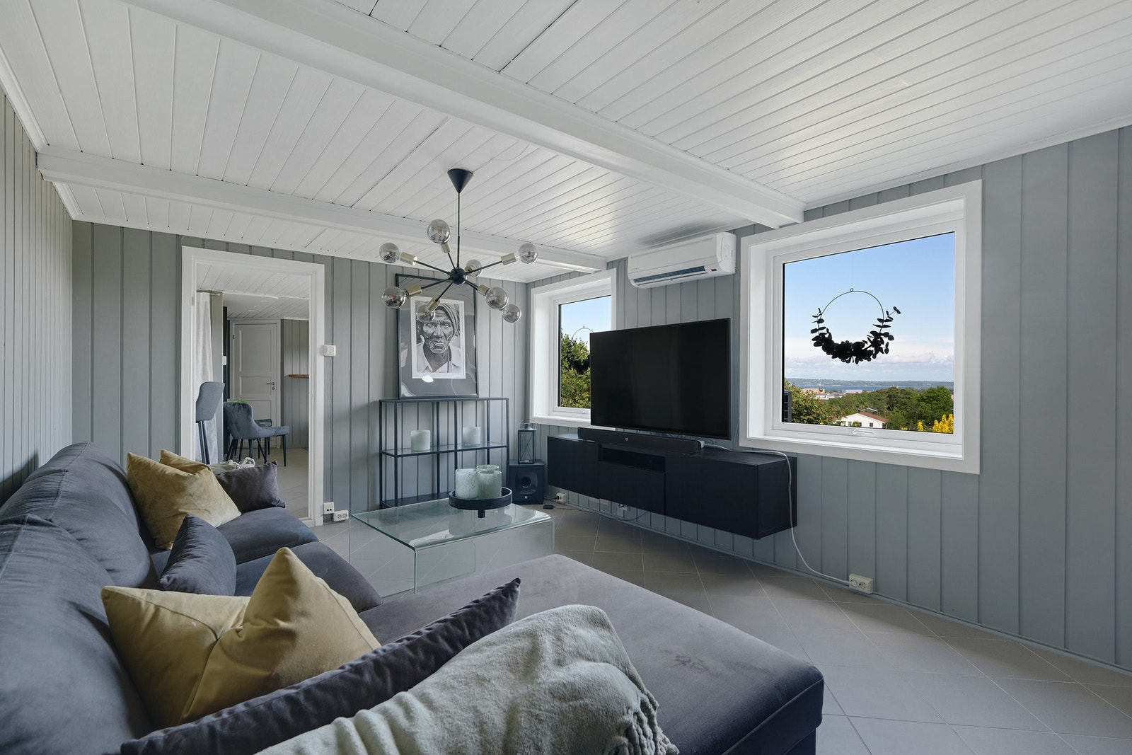 Kjellerstue med varmepumpe, peisovn og fjordutsikt Galleribilde