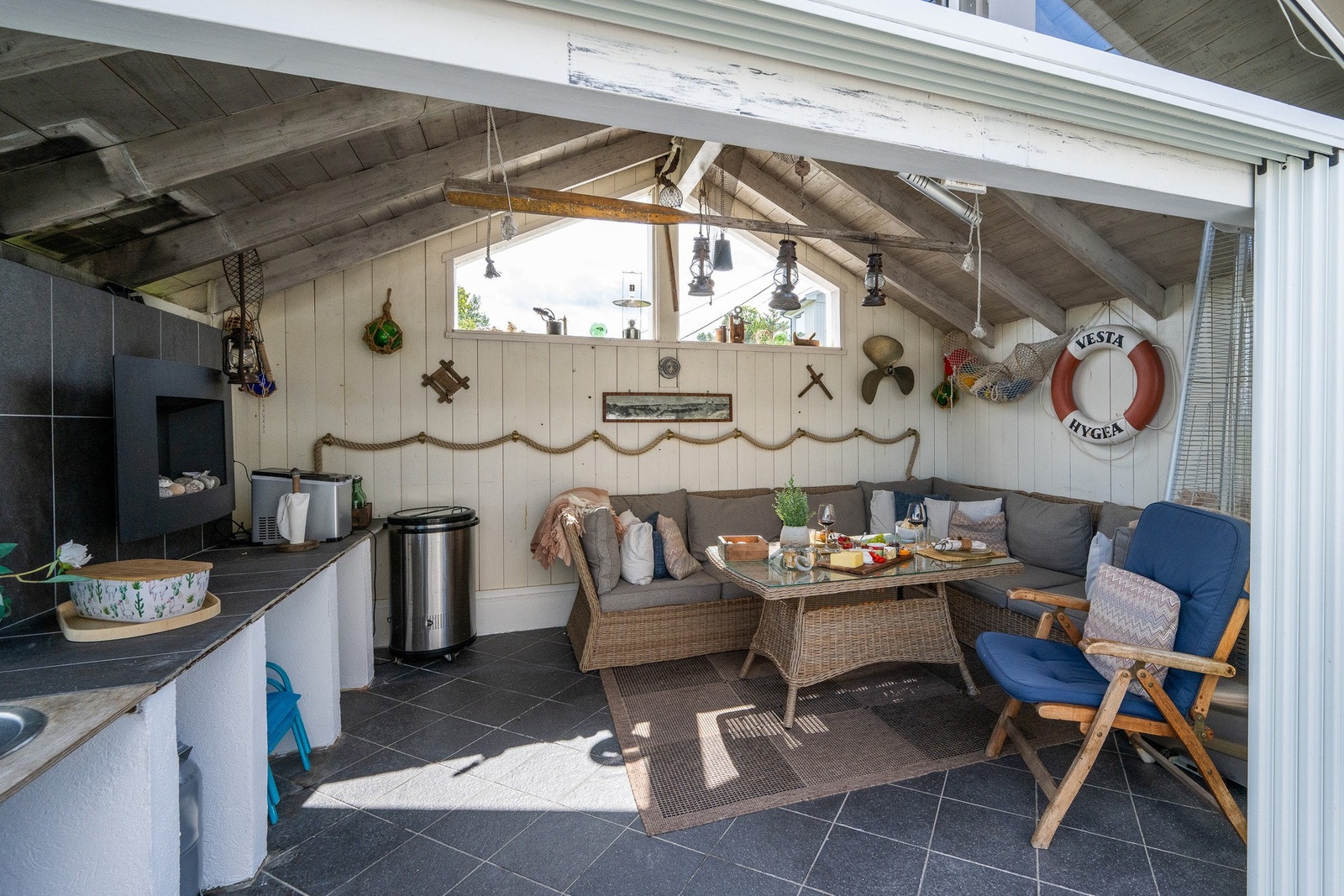 Sommerstua har flislagt gulv og kjøkkenbenk Galleribilde