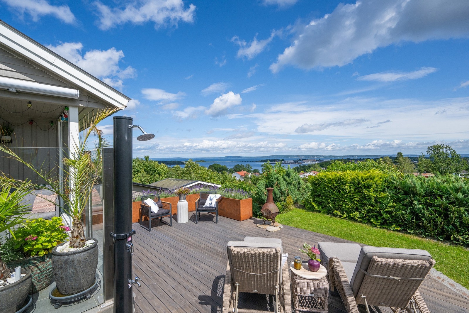 Da avslutter vi rundturen med noen flere bilder av uteplassene og den frodige hagetomten Galleribilde