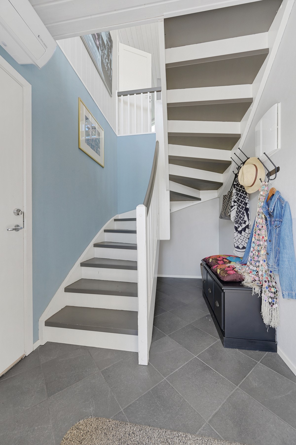 Da tar vi trappen opp til loftsetasjen - døren til venstre er til garasjen så man kommer tørrskodd i hus Galleribilde