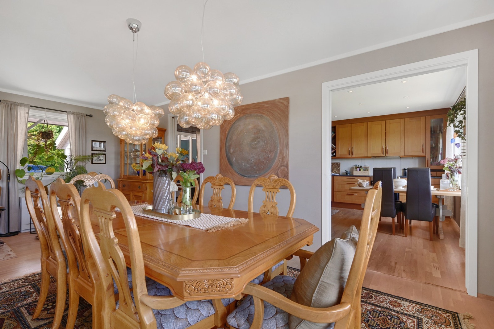 Da fortsetter vi inn i stua igjen - spisestue ligger vegg i vegg med kjøkkenet Galleribilde