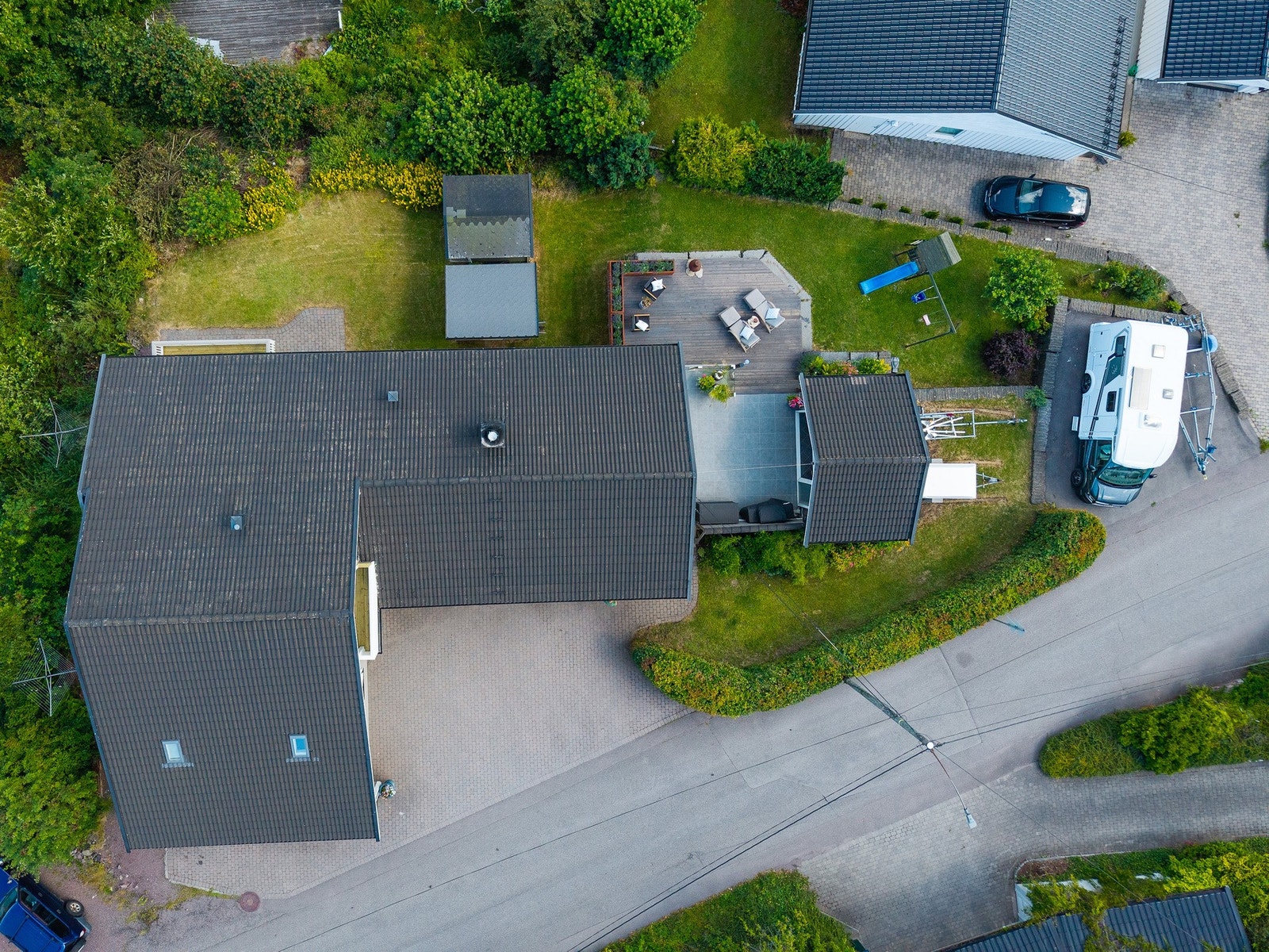 Dronebilde av både huset og tomten - her det plass til både bobil, tilhenger og lekeapparater Galleribilde