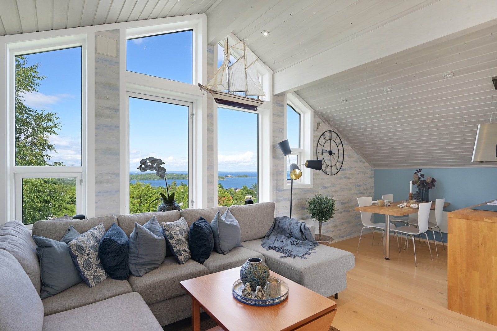 Store vindusflater i loftstuea med flott utsikt og "åpen" himling Galleribilde