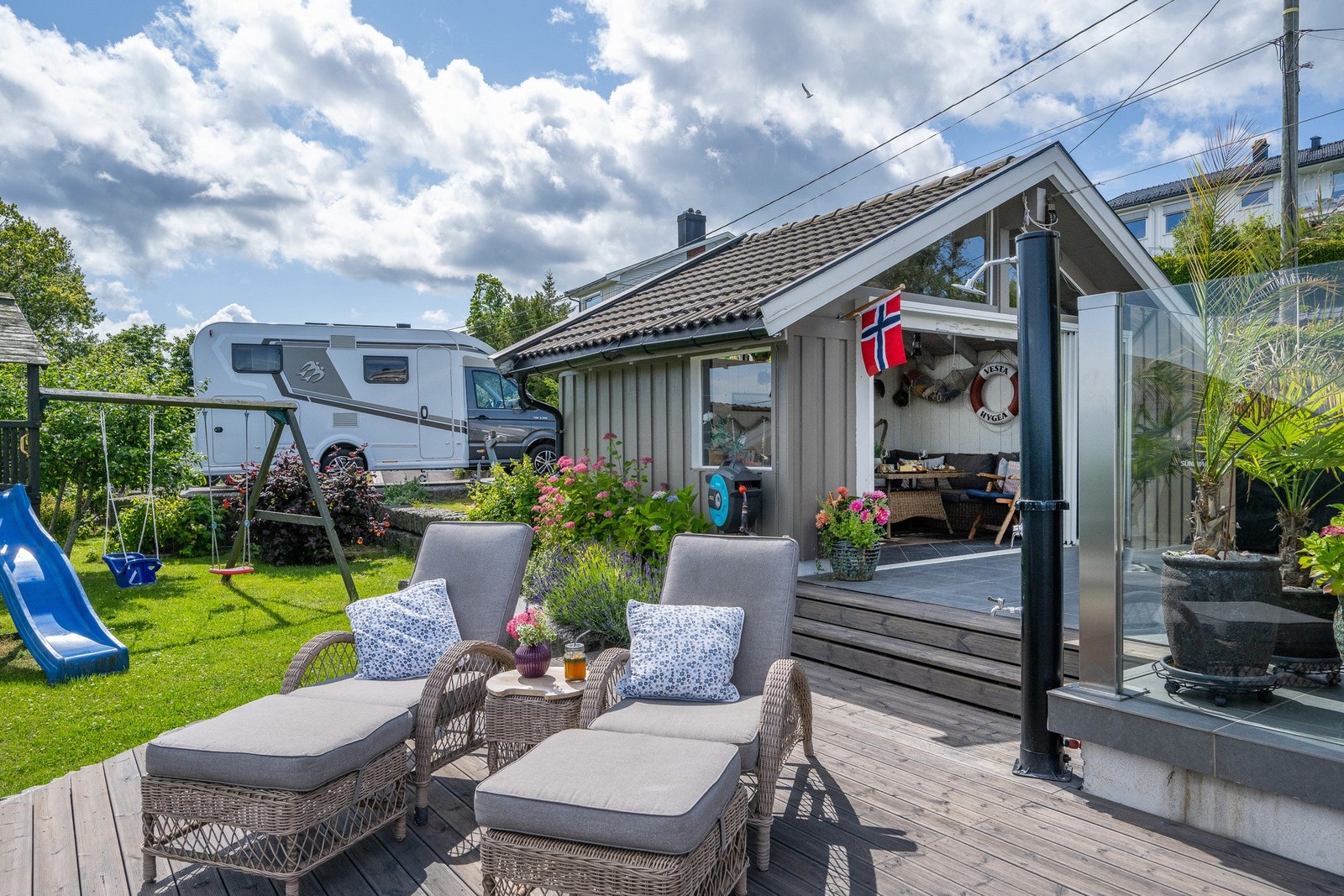 Terrassen er i flere nivåer - kjekt også med sommerstue og egen bobilparkering Galleribilde