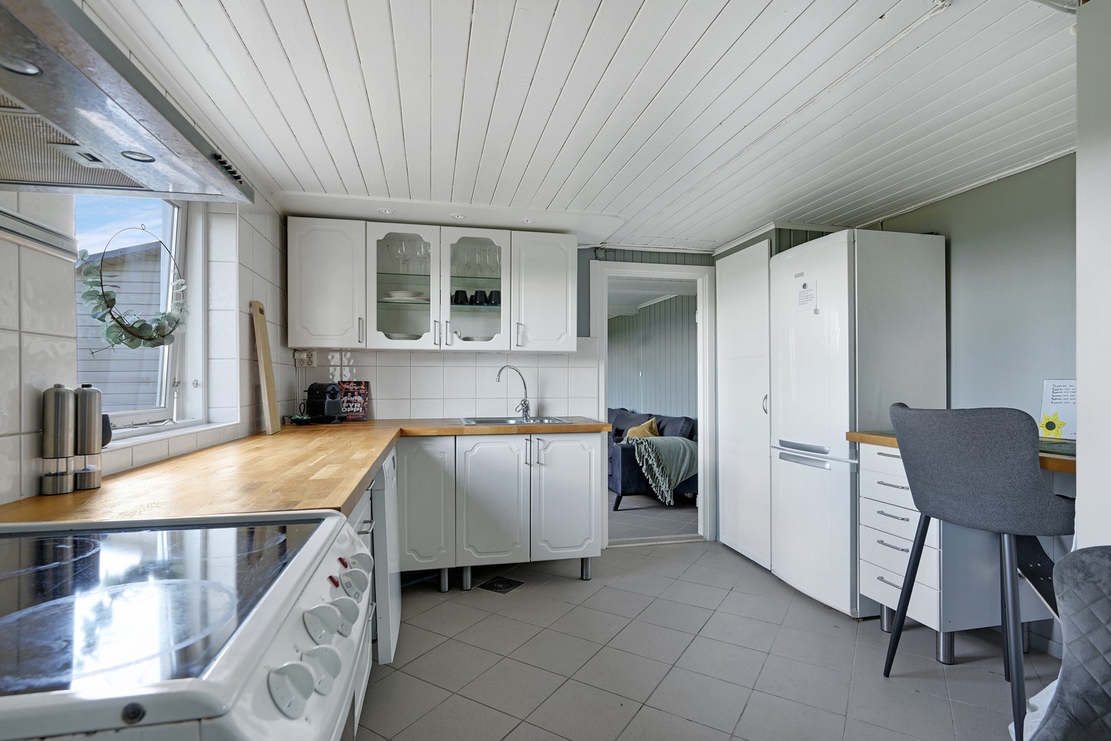 Flislagt kjøkken med gulvvarme - vi ser videremot stua Galleribilde