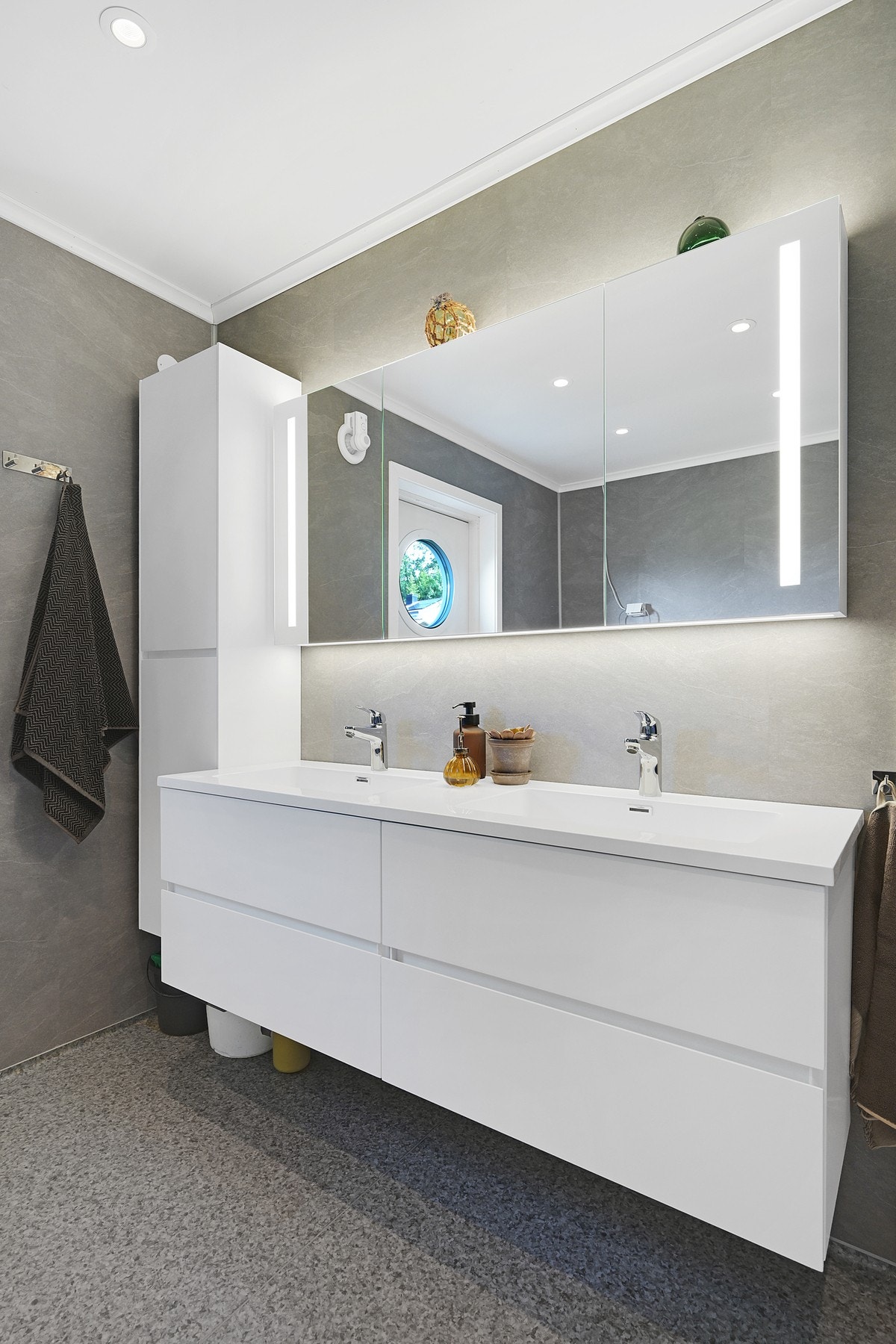 Vaskerommet ligger vegg i vegg med badet Galleribilde