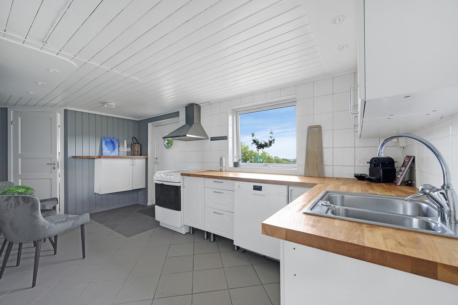 Lys inredning med heltre benkeplater også her Galleribilde