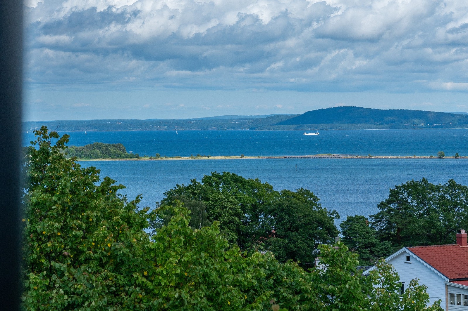 Det er vid og praktfull utsikt over indre havn og Oslofjorden fra alle etasjer Galleribilde