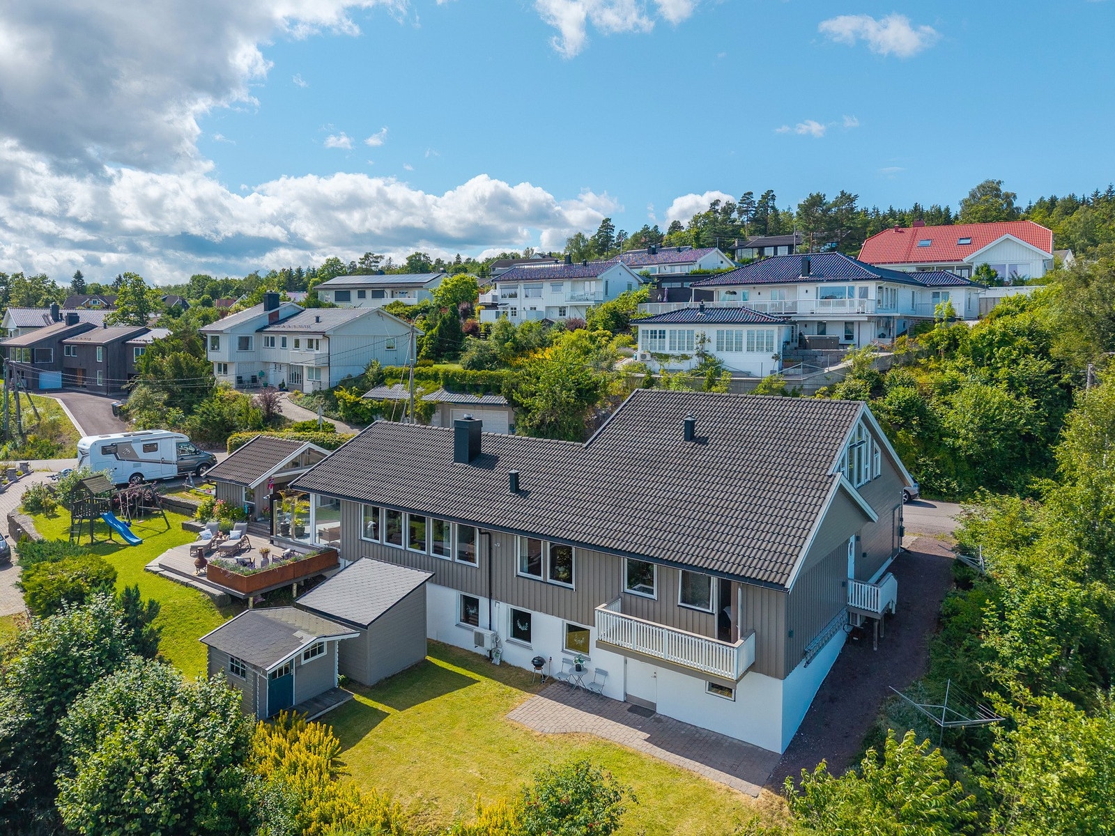 Her ser vi litt mer av underetasjen hvor det er leilighet med egen inngang og adkomst til høyre i bildet Galleribilde