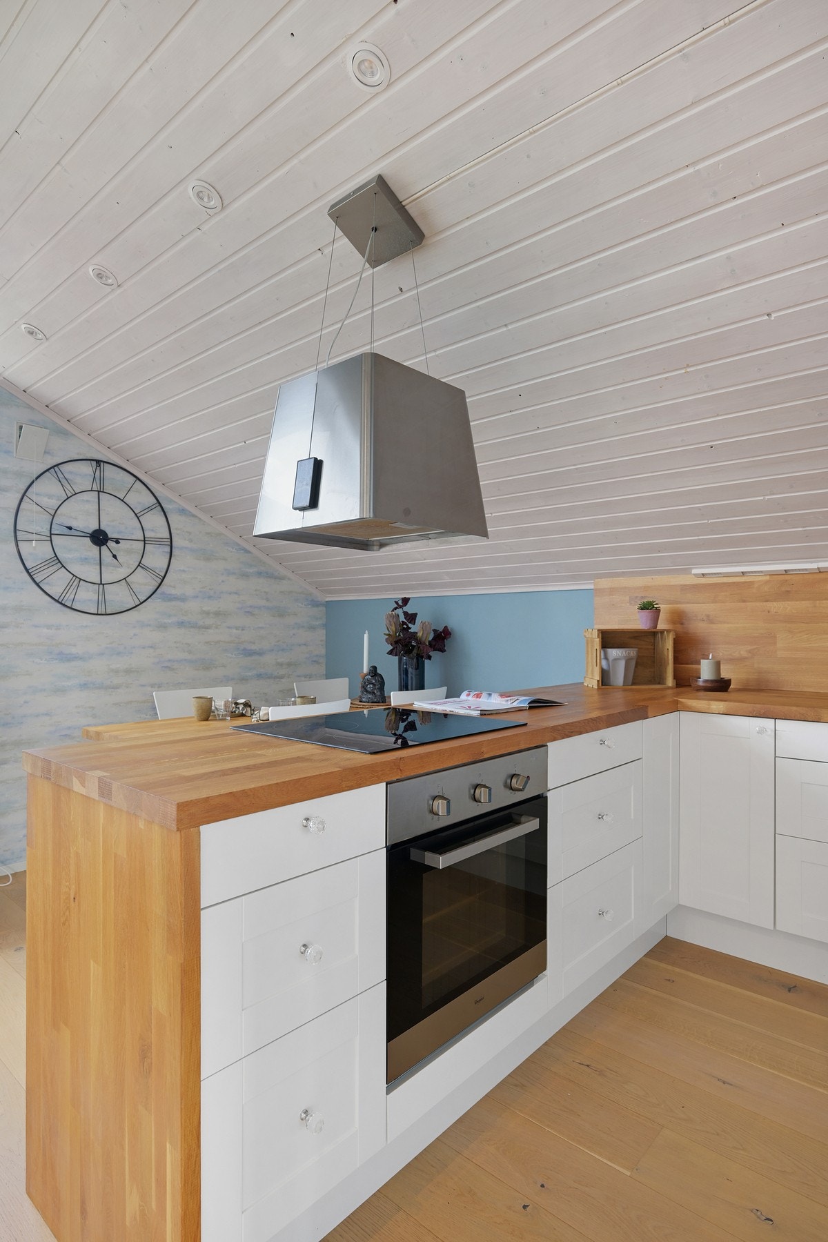 Hvitevarene medfølger også kjøkkenet i loftsetasjen Galleribilde