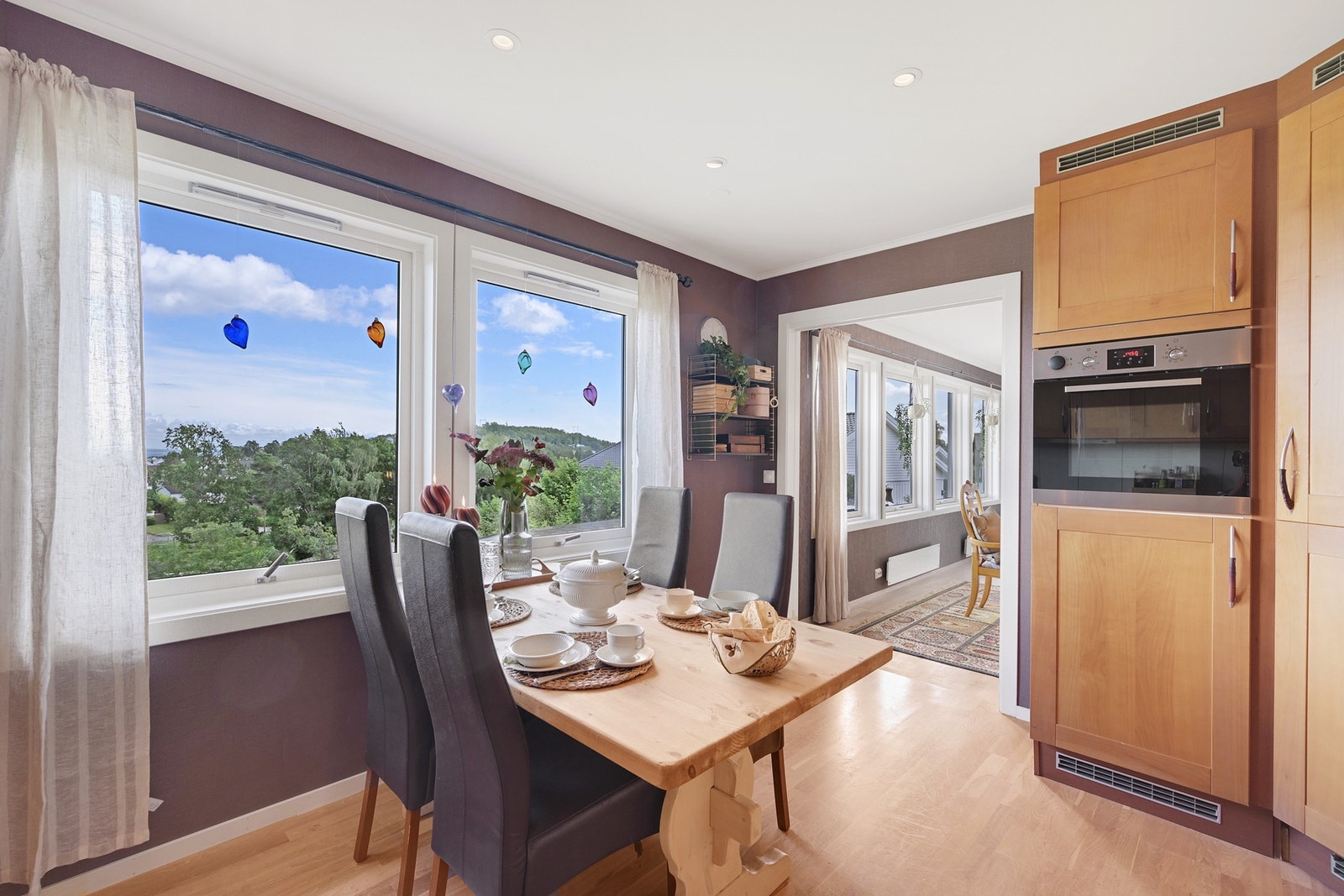 Integrerte hvitevarer på kjøkkenet medfølger inkludert stort kjølehjørne Galleribilde