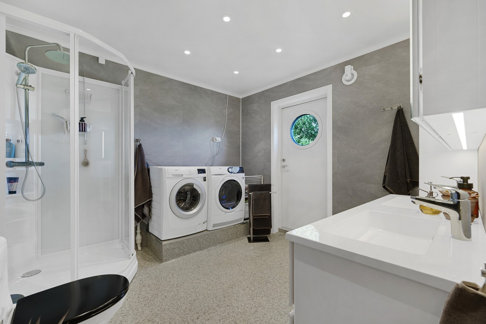 Vaskerommet har også utgang ti hagen - kjekt etter løpeturen i skogen eller dagens barnehageøkt... Galleribilde