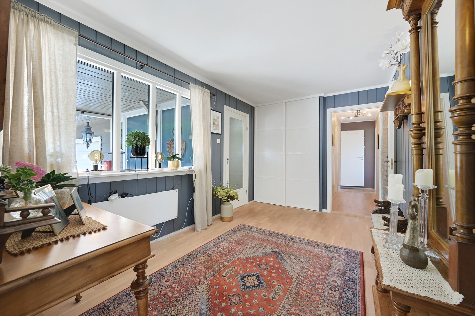 Garderobe i entreen - vi ser også videre mot soveromsgangen Galleribilde