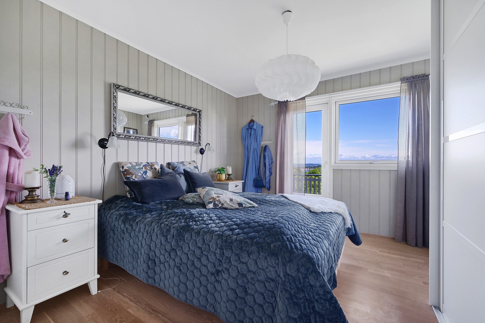 I hovedetasjen finner vi også boligens masterbed room Galleribilde