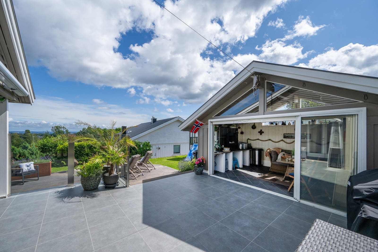 Sommerstua var nybygget i 2007 og har store vindusflater Galleribilde