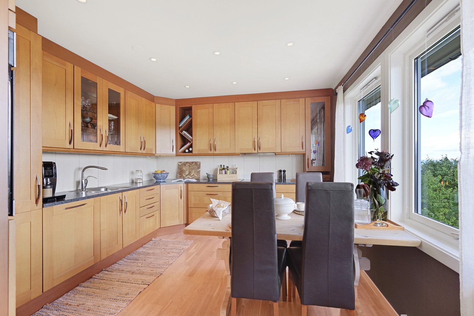 Pent og klassisk kjøkken med innredning fra JKE-design Galleribilde