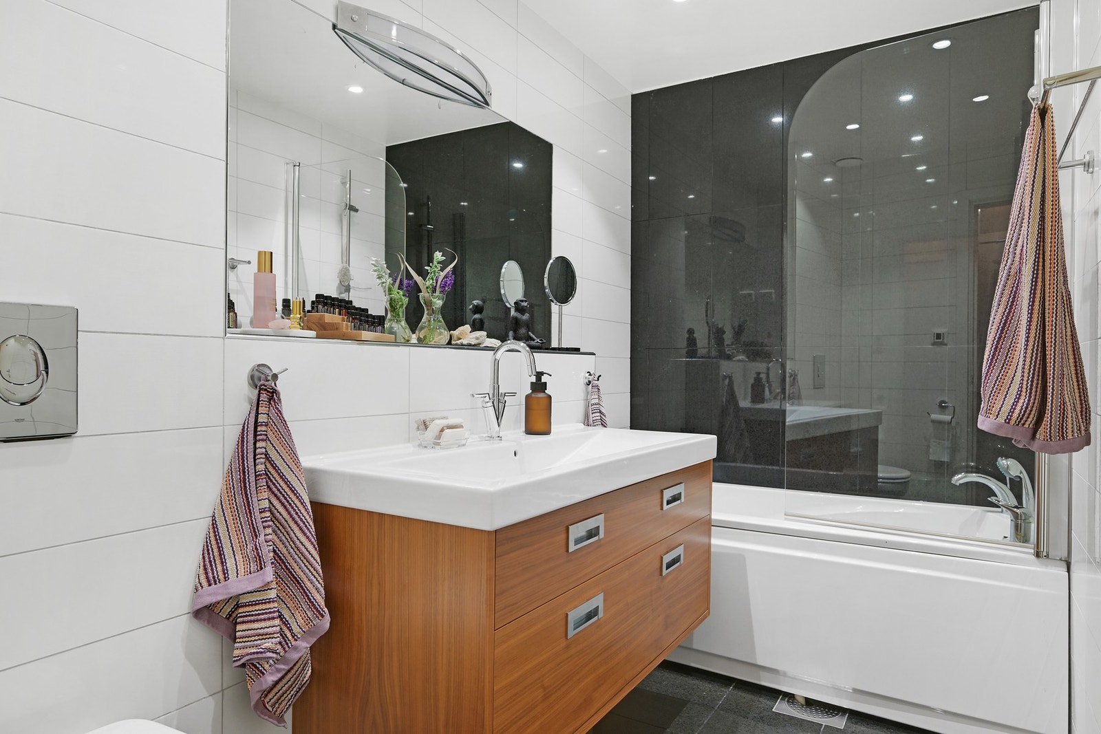 I soveromsfløyen er det både bad og et kombinert vaskerom/bad Galleribilde