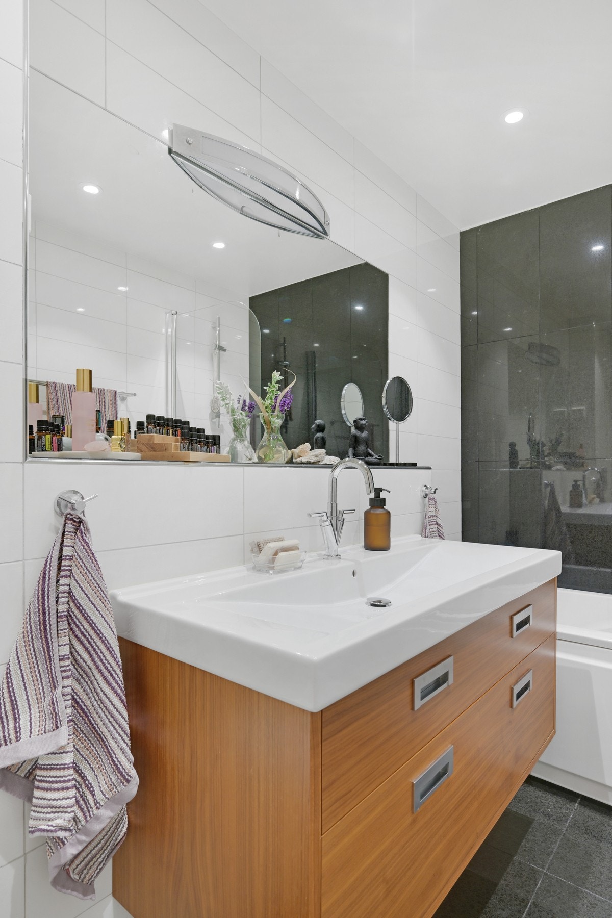 Pent og oppusset bad med gulvvarme Galleribilde