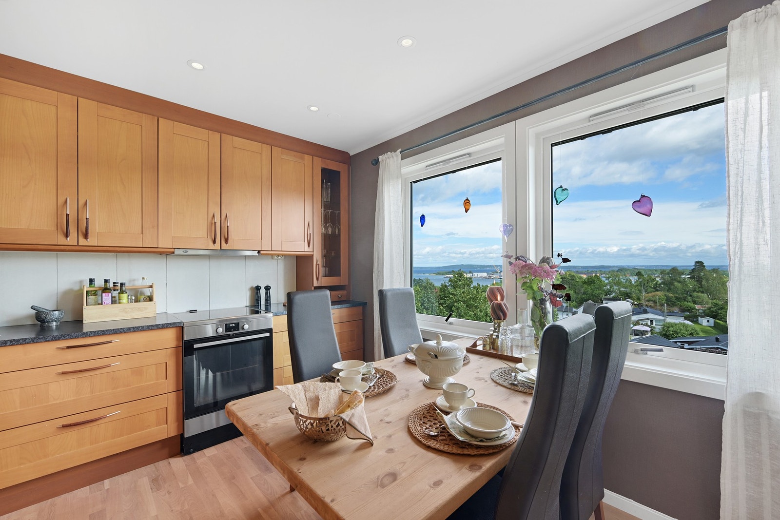 Som vi ser er det flott utsikt også fra kjøkkenbordet Galleribilde