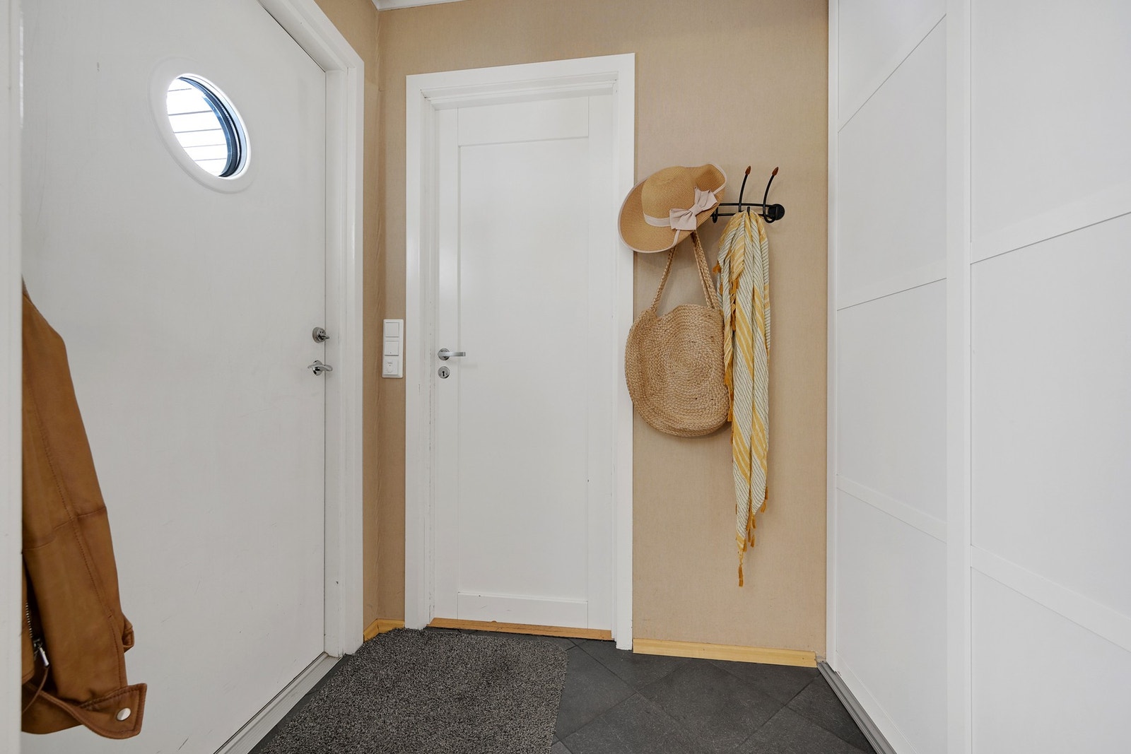 Vindfang med garderobe og dør videre til 2. etasje og garasjen Galleribilde