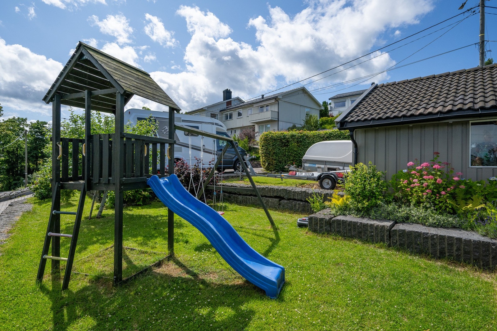 Solrikt tomt på ca. 1 mål med god plass for både lek og avslapning Galleribilde