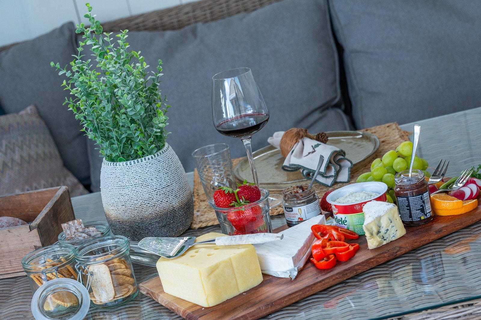 Her er vi klare for høstsesongen i sommerstua - kort vei ned bakken til Meny for både ost og tilbehør Galleribilde