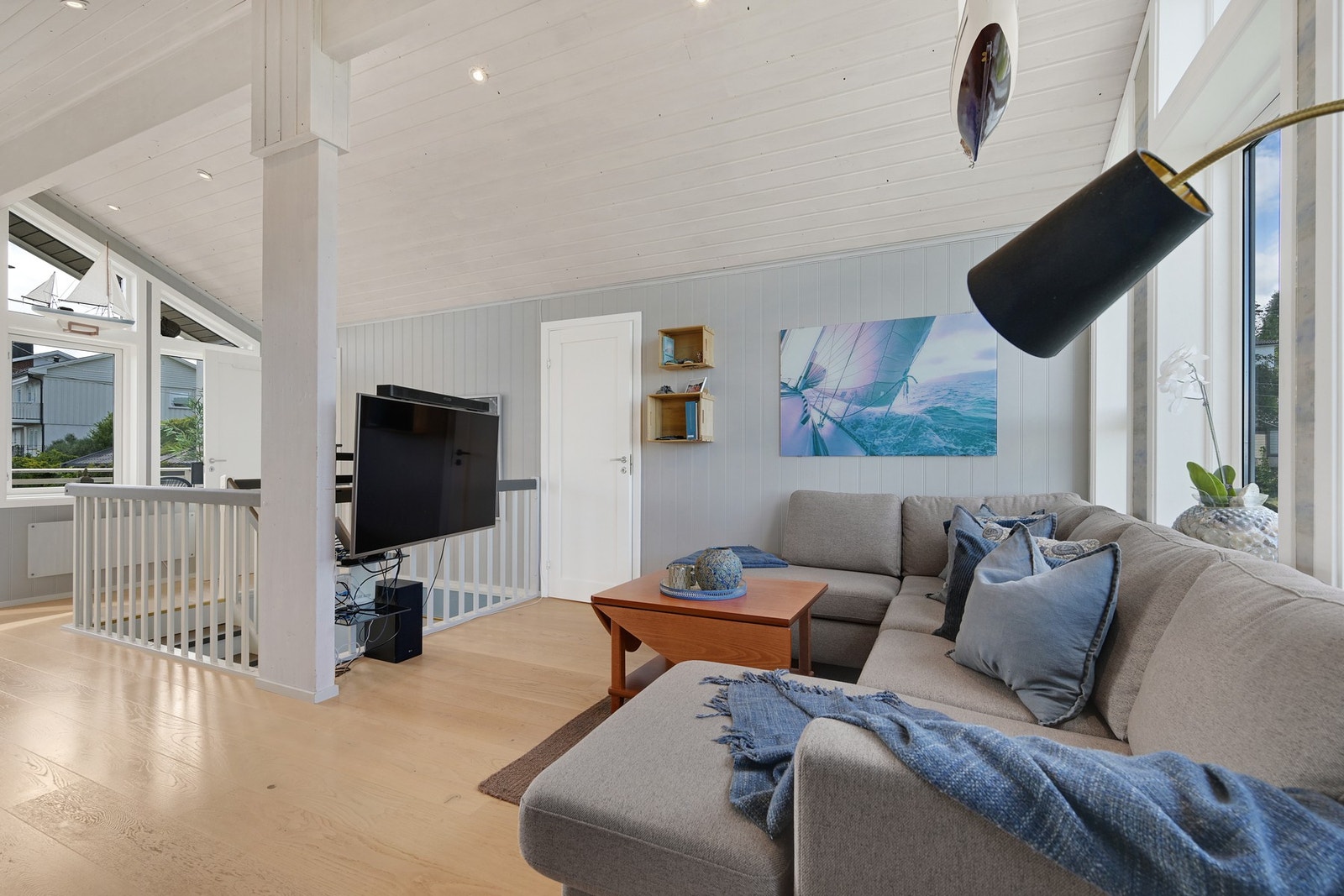 På toppen av trappa finner en lys og trivelig loftstue Galleribilde