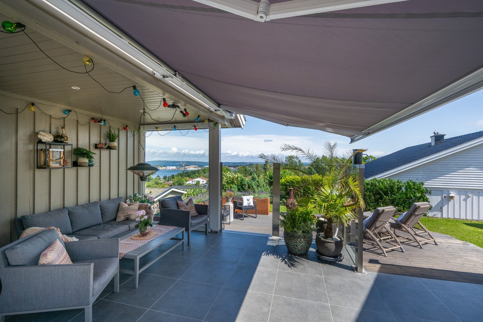 Denne deilige og usjenerte terrassen har i tillegg både utedusj og flott utsikt Galleribilde