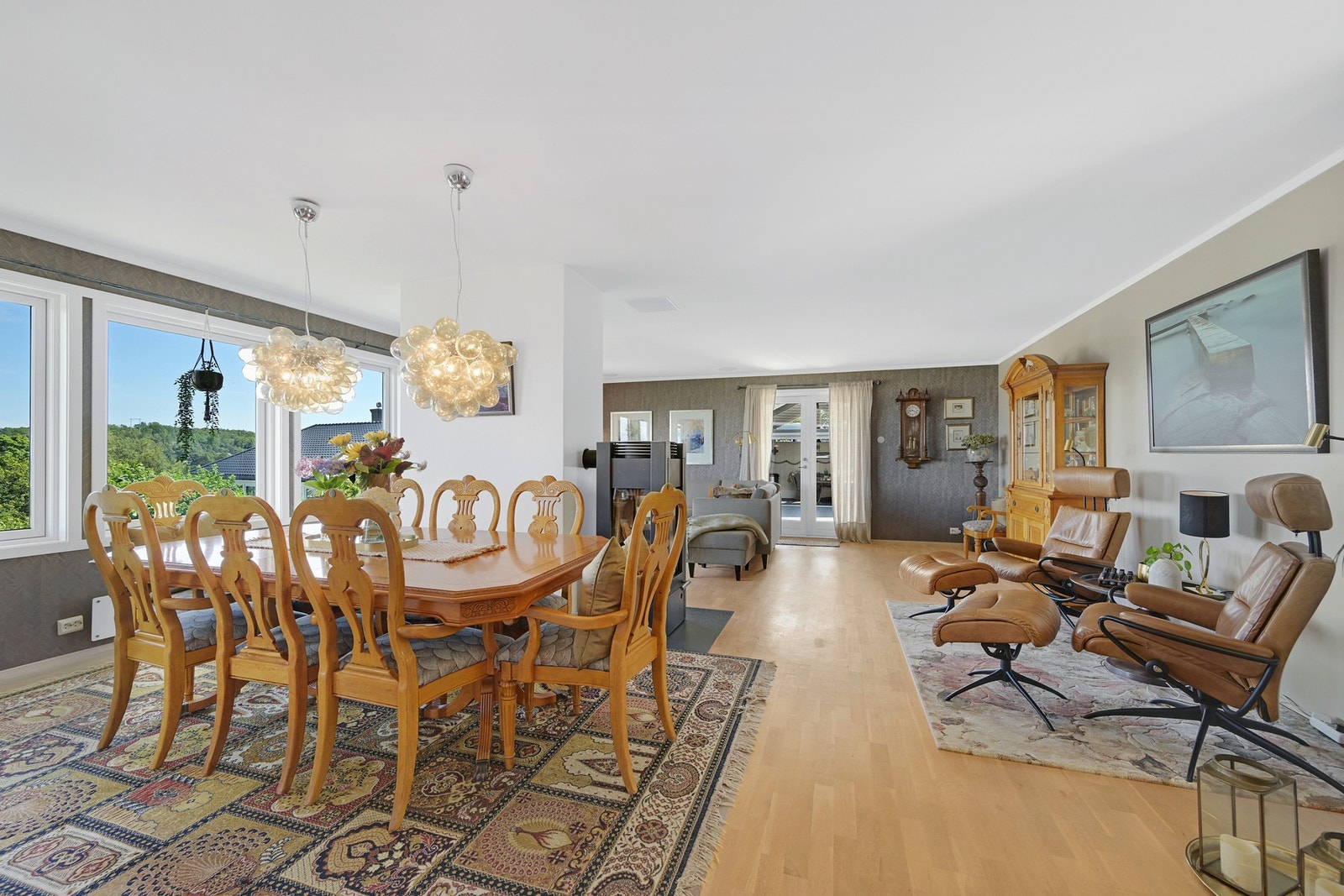 I stua er det god plass for både spisestue og godstoler Galleribilde