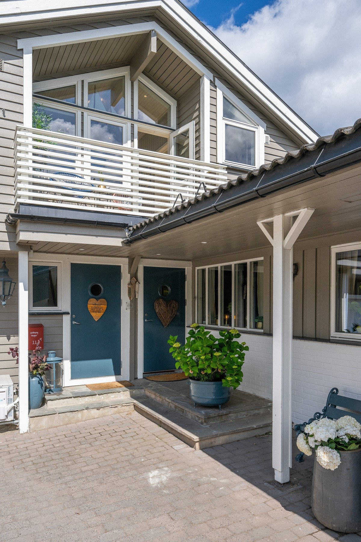 Da fortsetter vi inn i Tiurstien 11 - hoveddøren til høyre og den til venstre til 2. etasje og garasje Galleribilde