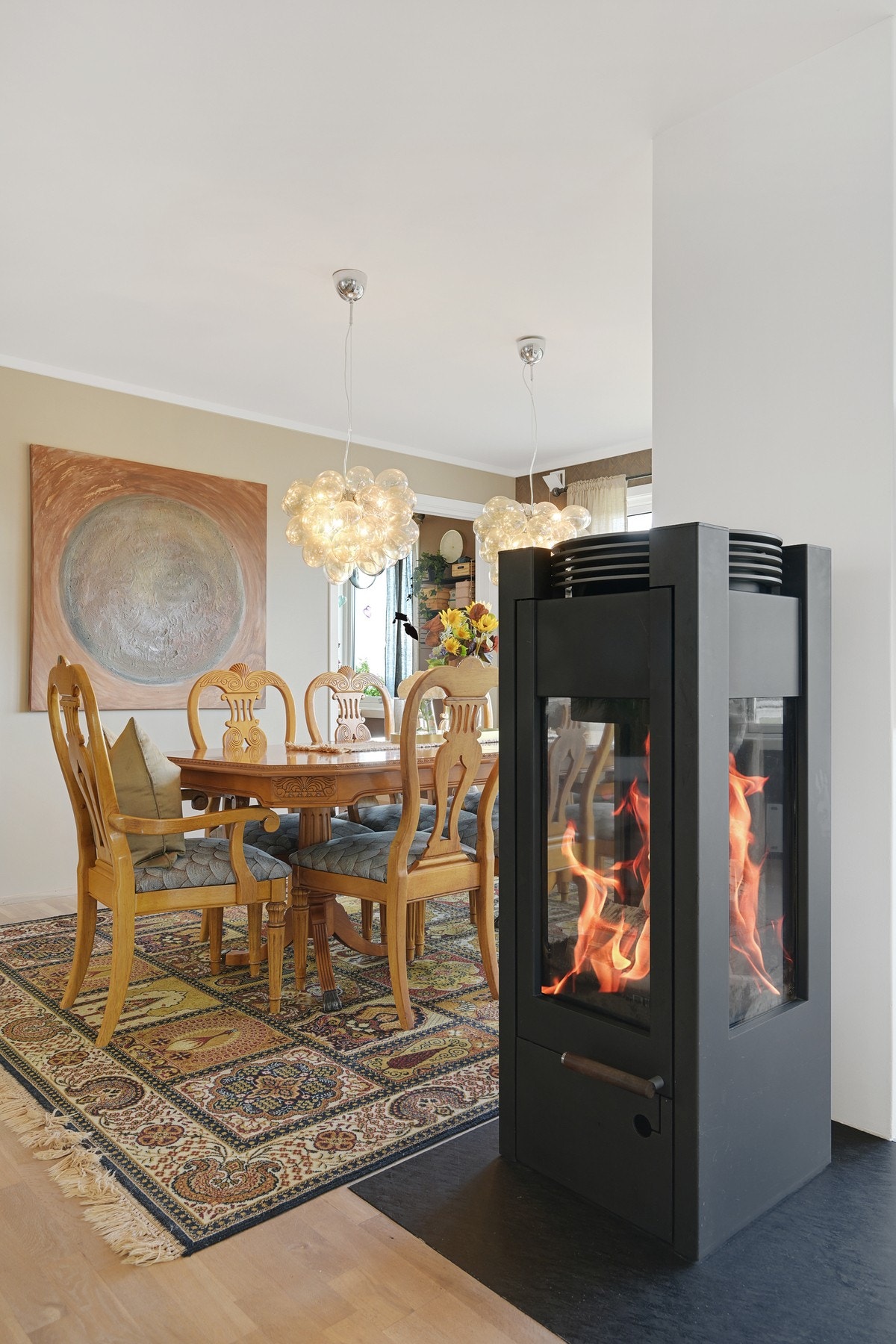 Her det både moderne peisovn og varmepumpe Galleribilde