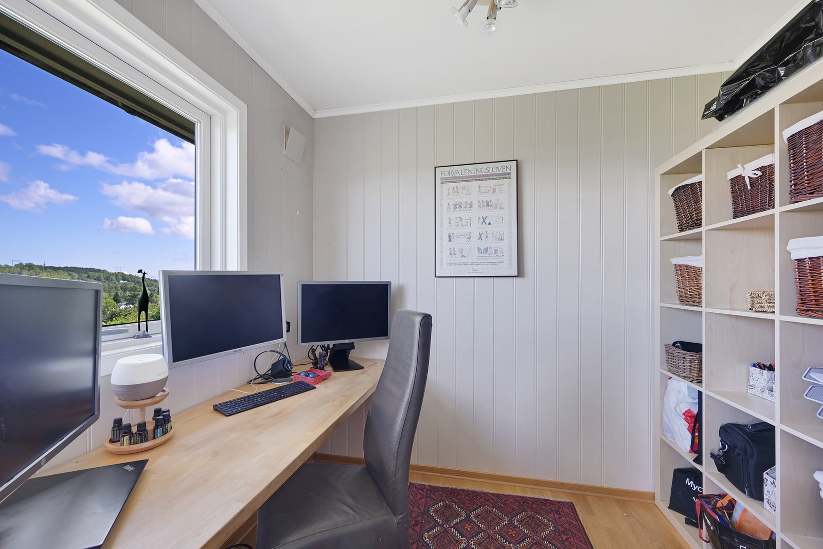 Fra hovedsoverommet er det dør til eget hjemmekontor Galleribilde