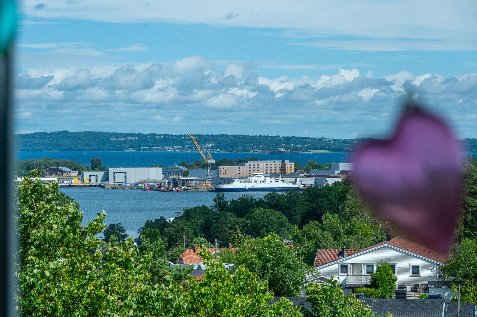 Her ser vi ser vi litt av den flotte utsikten fra kjøkkenvinduet Galleribilde