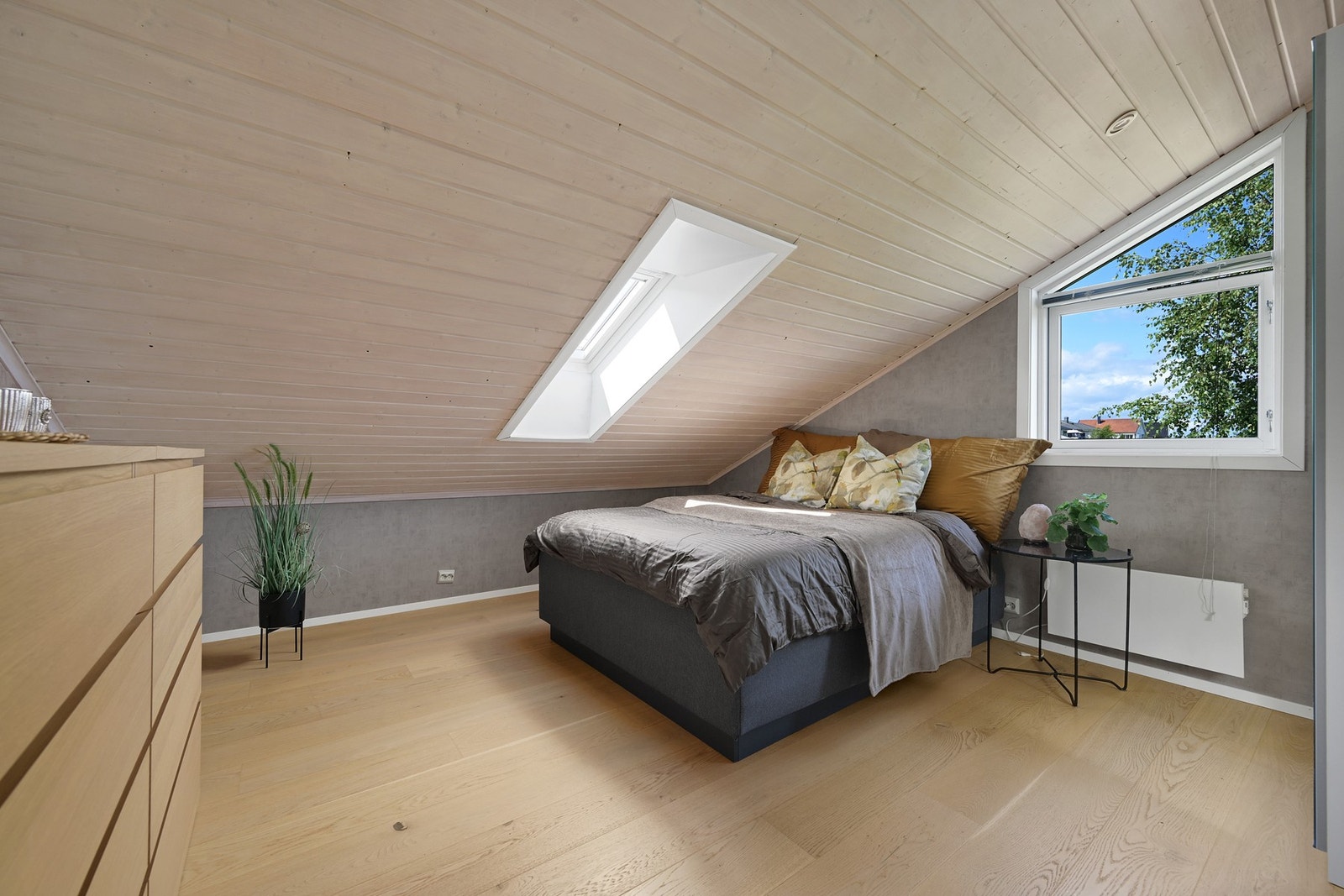 Det er to romslige soverom i loftsetasjen og begge med plass for dobbel seng Galleribilde