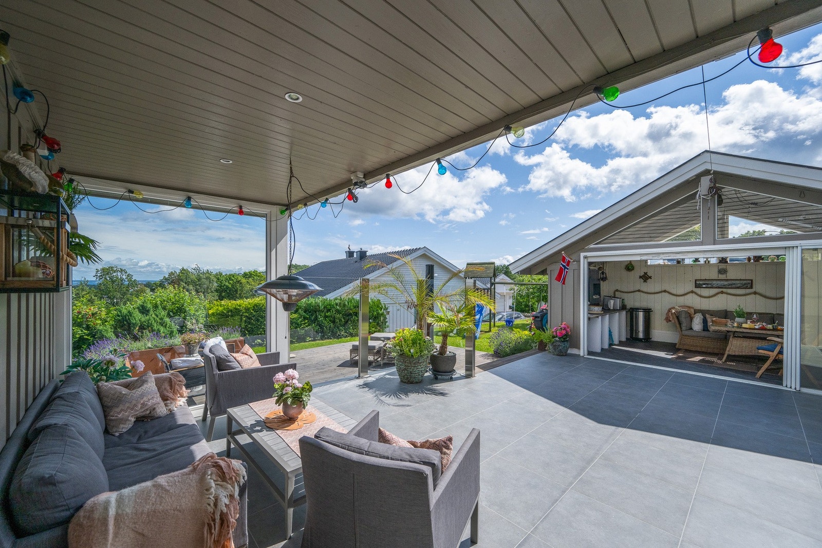 Med både overbygg og egen sommerstue forlenger man utesesongen i begge "ender". Galleribilde