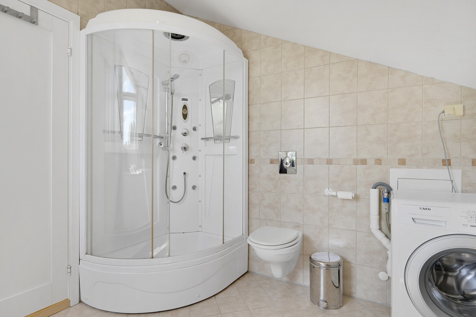 Bad med opplegg for vaskemaskin - dusjkabinettet er nå skiftet ut med nytt kabinett etter at bildet ble tatt Galleribilde