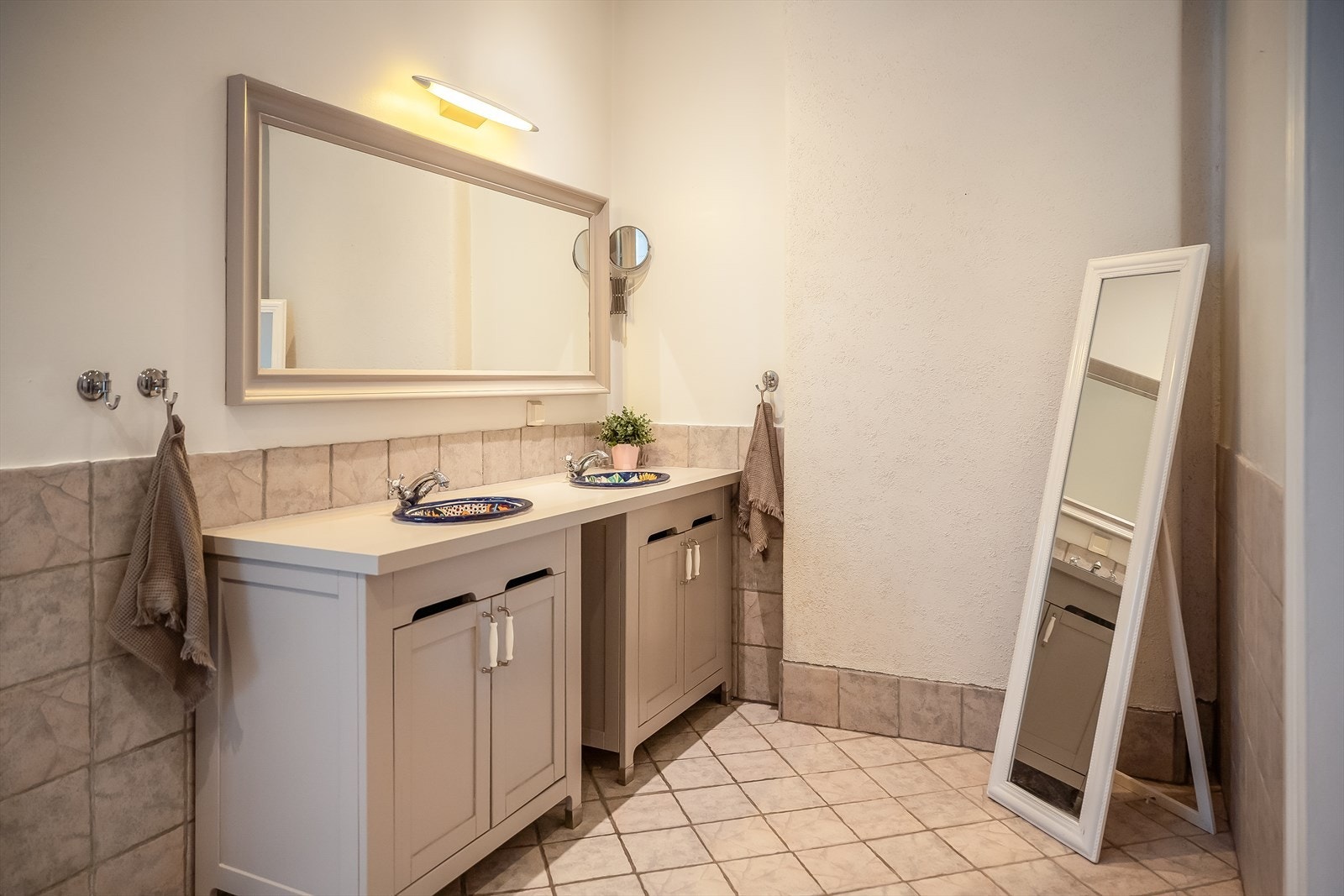 Badet er utstyrt med en klassisk dobbeltservant. Galleribilde