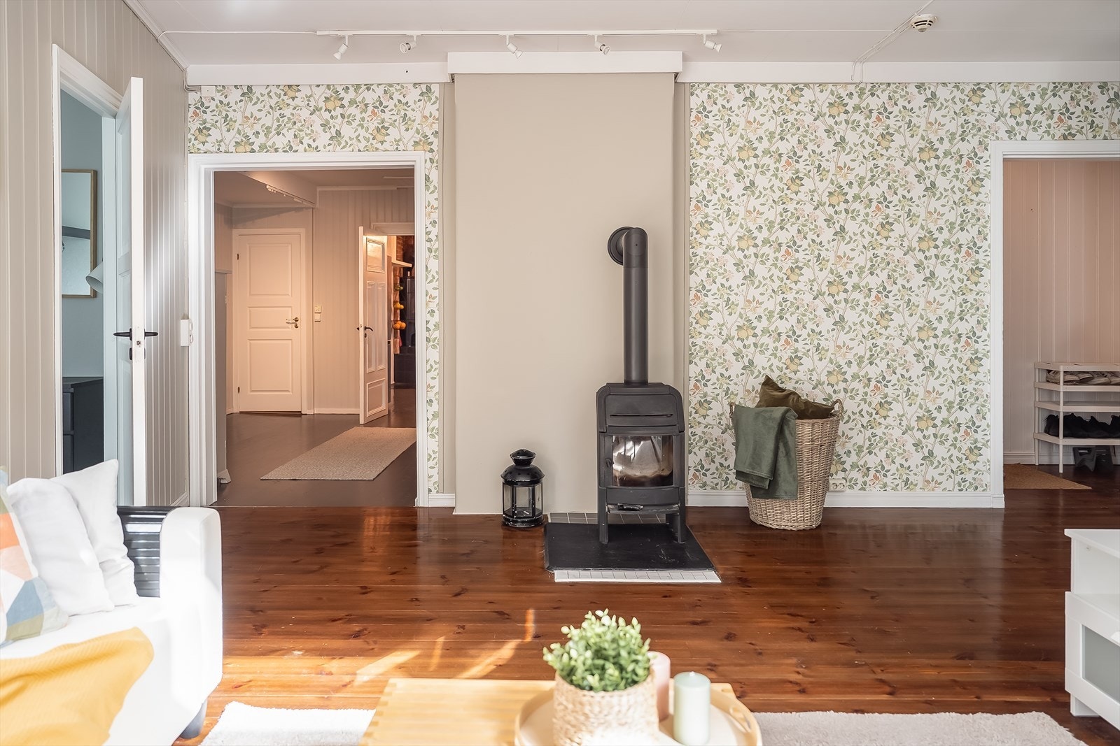 Boligen innehar vedovn, en svært effektiv og kostnadsbesparende oppvarming. Perfekt for de kalde vinterkveldene. Galleribilde