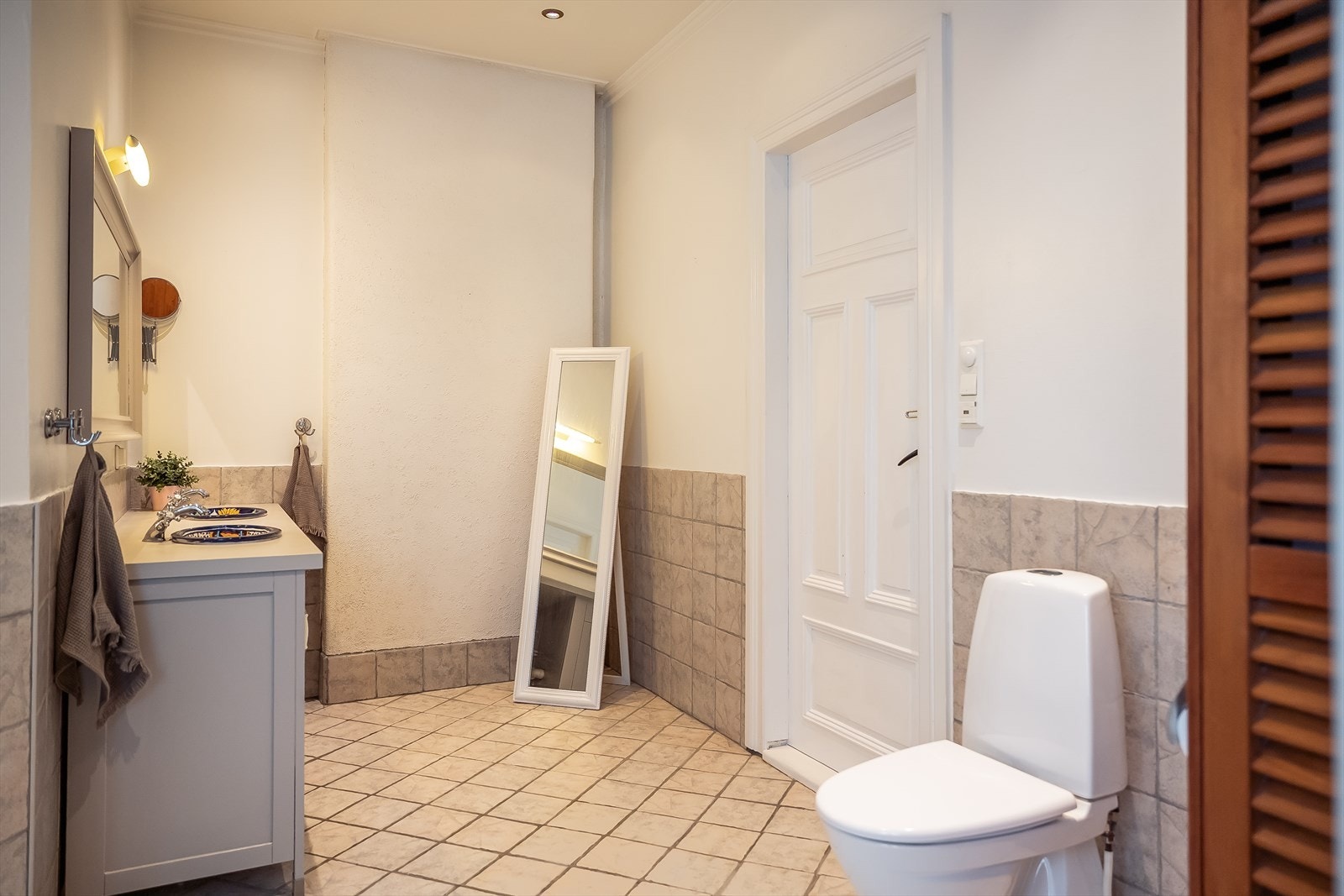 Baderommet byr på moderne fasiliteter som downlights i himling og gulvvarme, men samtidig de klassiske bygårdstrekkene med svært god takhøyde. Galleribilde