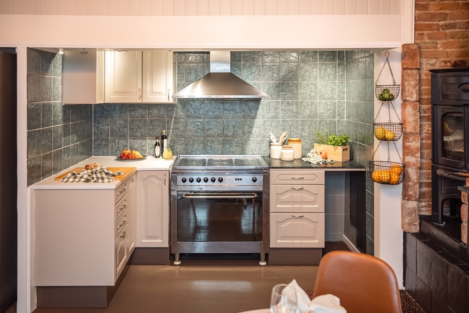 Ærverdig og klassisk kjøkken som gir leiligheten et gjennomført bygårdspreg. Galleribilde