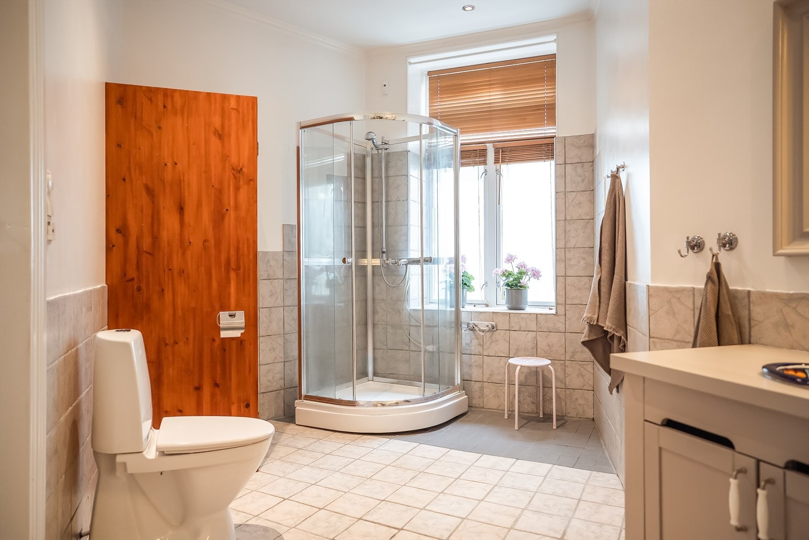 Svært romslig bad som strekker seg over 12m². Galleribilde