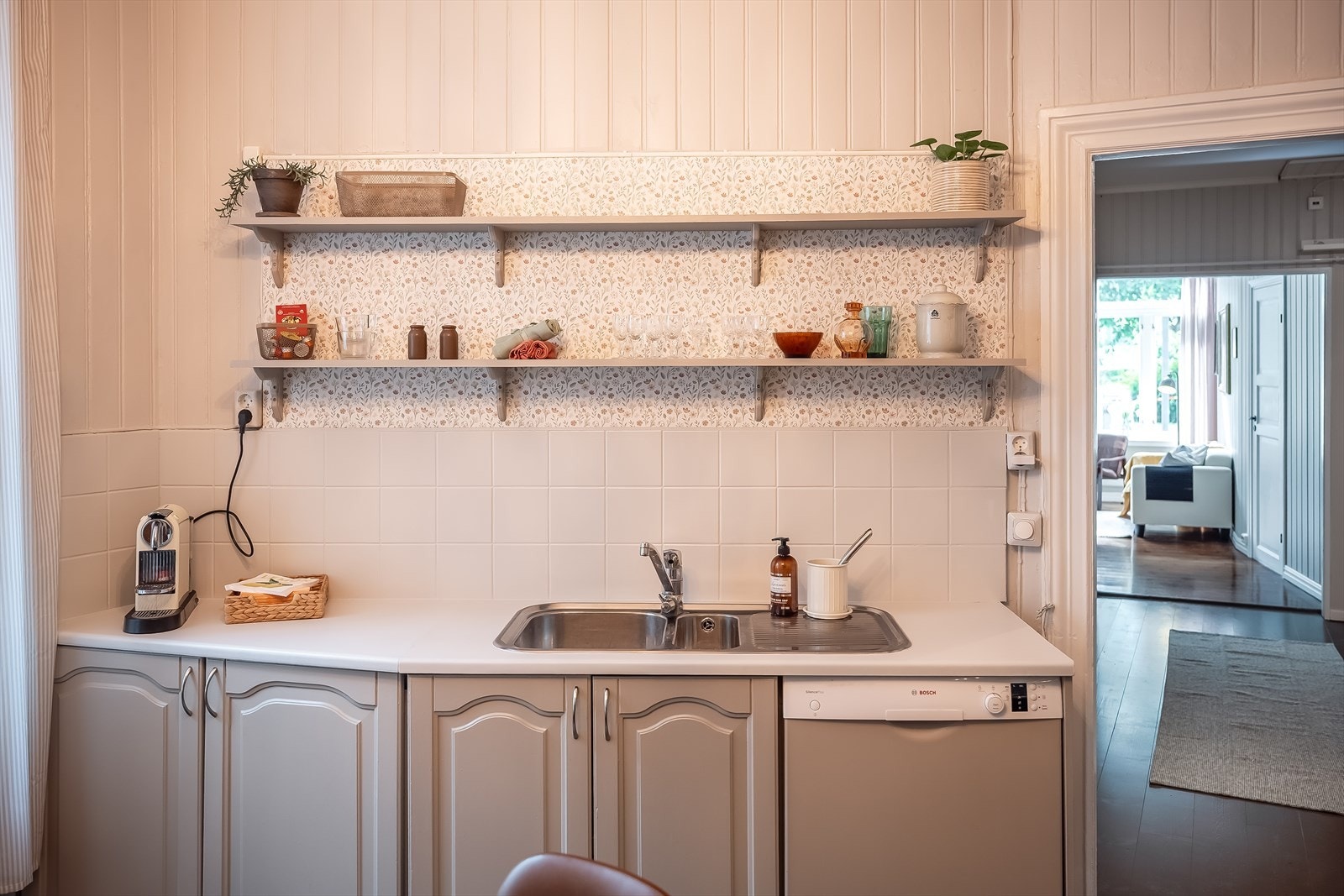 Kjøkkenet innehar rikelig med skap- og benkeplass. Galleribilde